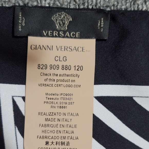 Versace silk scarf - Picture 3 of 7
